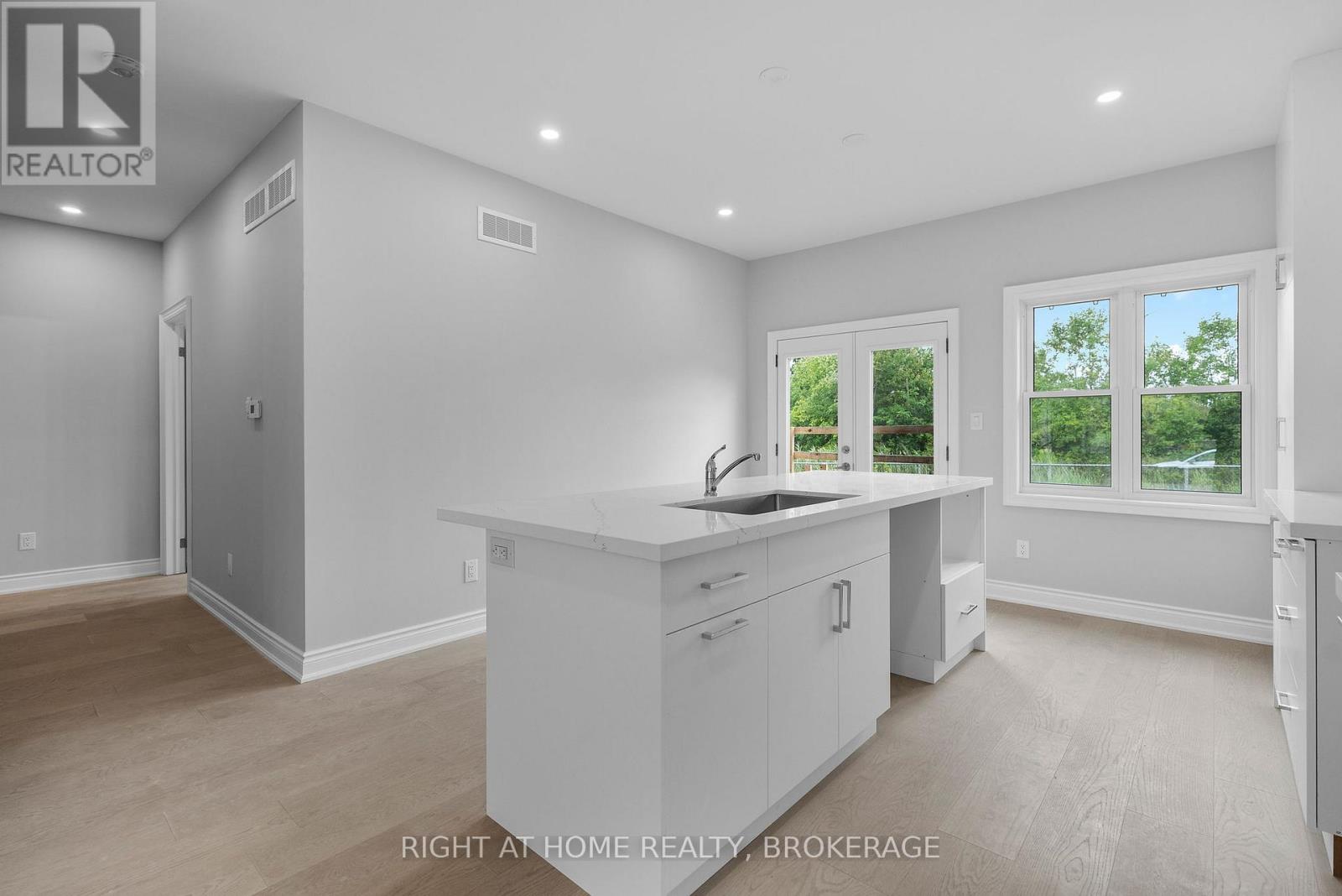 201 Hetram Court, Fort Erie, Ontario  L0S 1B0 - Photo 13 - X12366316