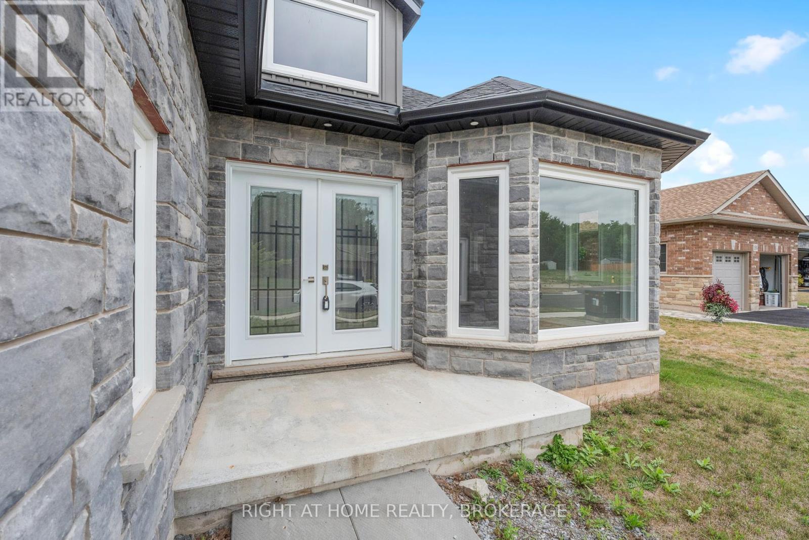 201 Hetram Court, Fort Erie, Ontario  L0S 1B0 - Photo 14 - X12366316