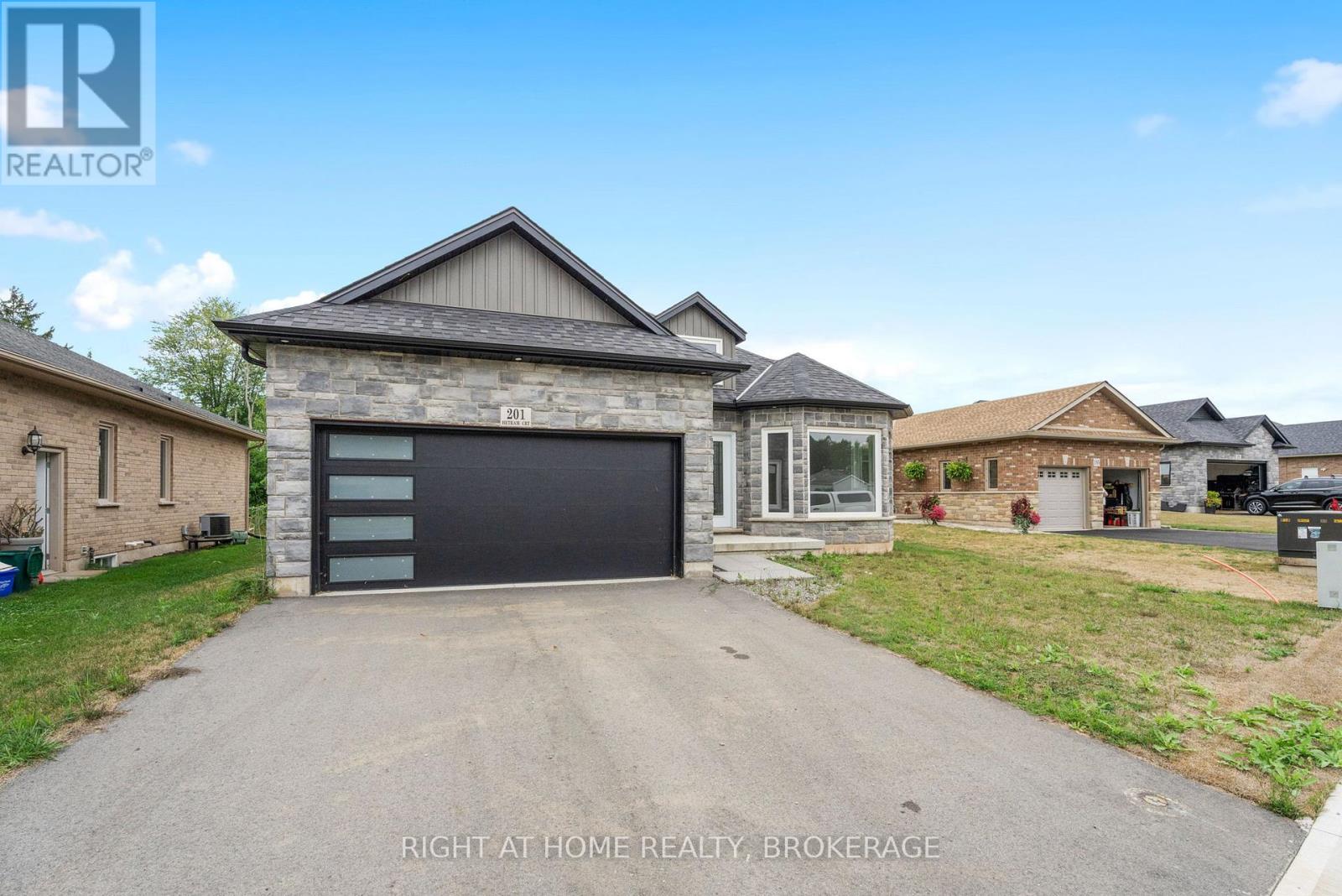 201 Hetram Court, Fort Erie, Ontario  L0S 1B0 - Photo 15 - X12366316