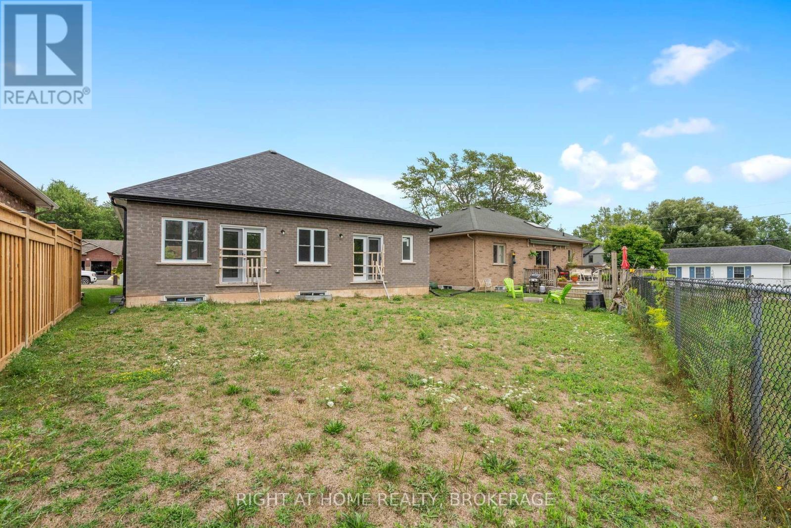 201 Hetram Court, Fort Erie, Ontario  L0S 1B0 - Photo 19 - X12366316