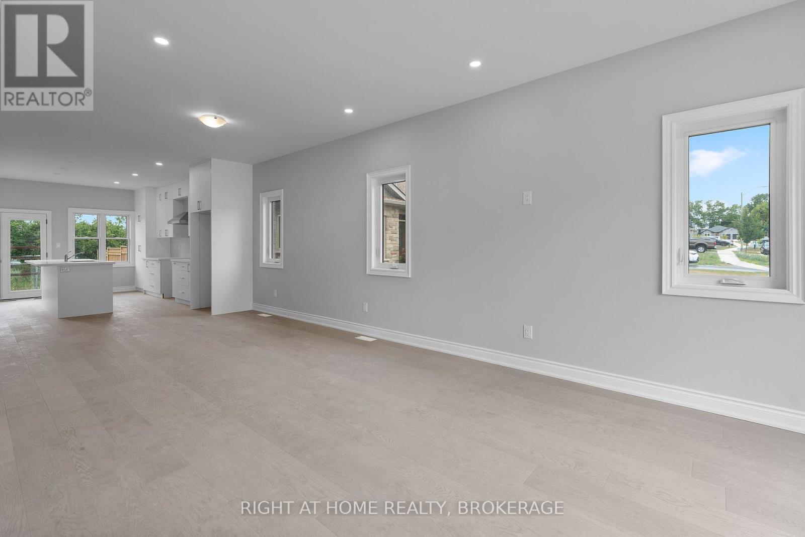 201 Hetram Court, Fort Erie, Ontario  L0S 1B0 - Photo 5 - X12366316
