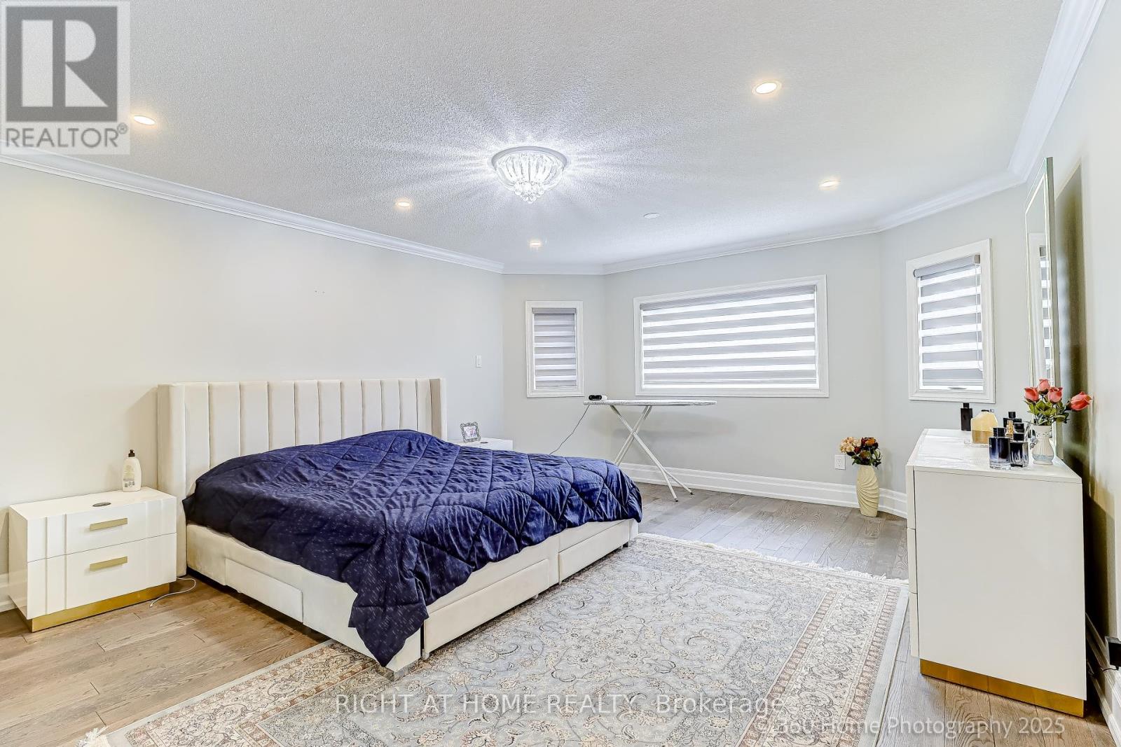 1016 Red Pine Crescent, Mississauga, Ontario  L5H 4E8 - Photo 14 - W12366206
