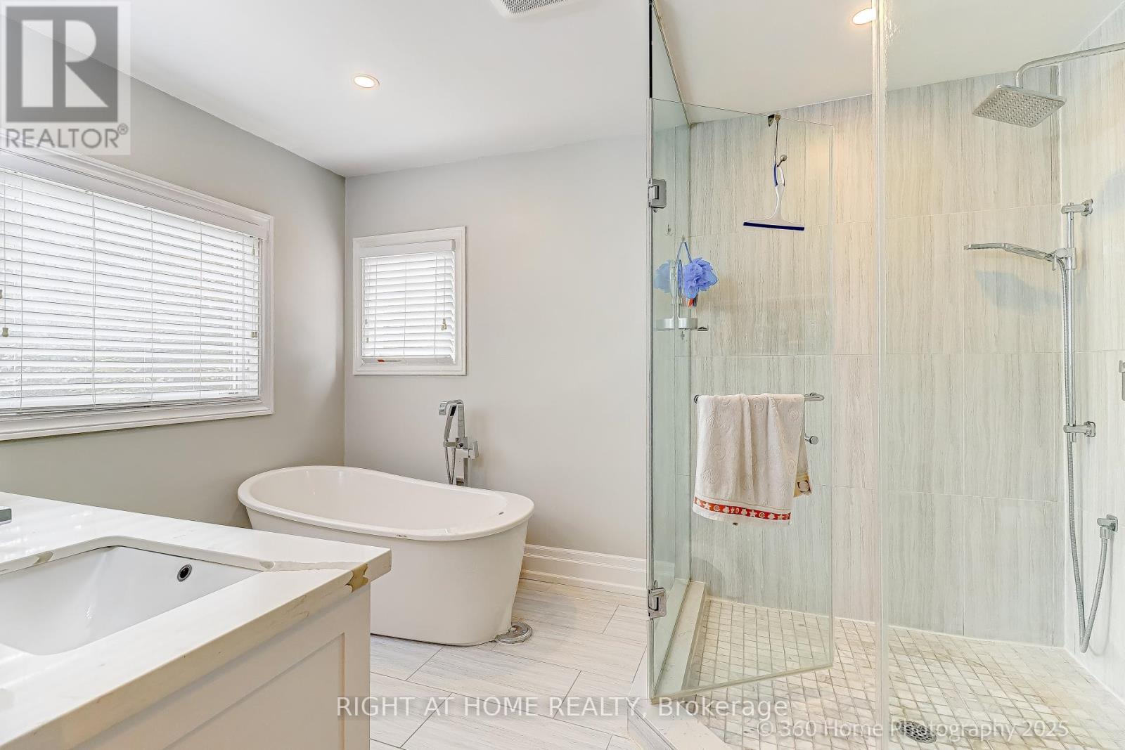 1016 Red Pine Crescent, Mississauga, Ontario  L5H 4E8 - Photo 15 - W12366206