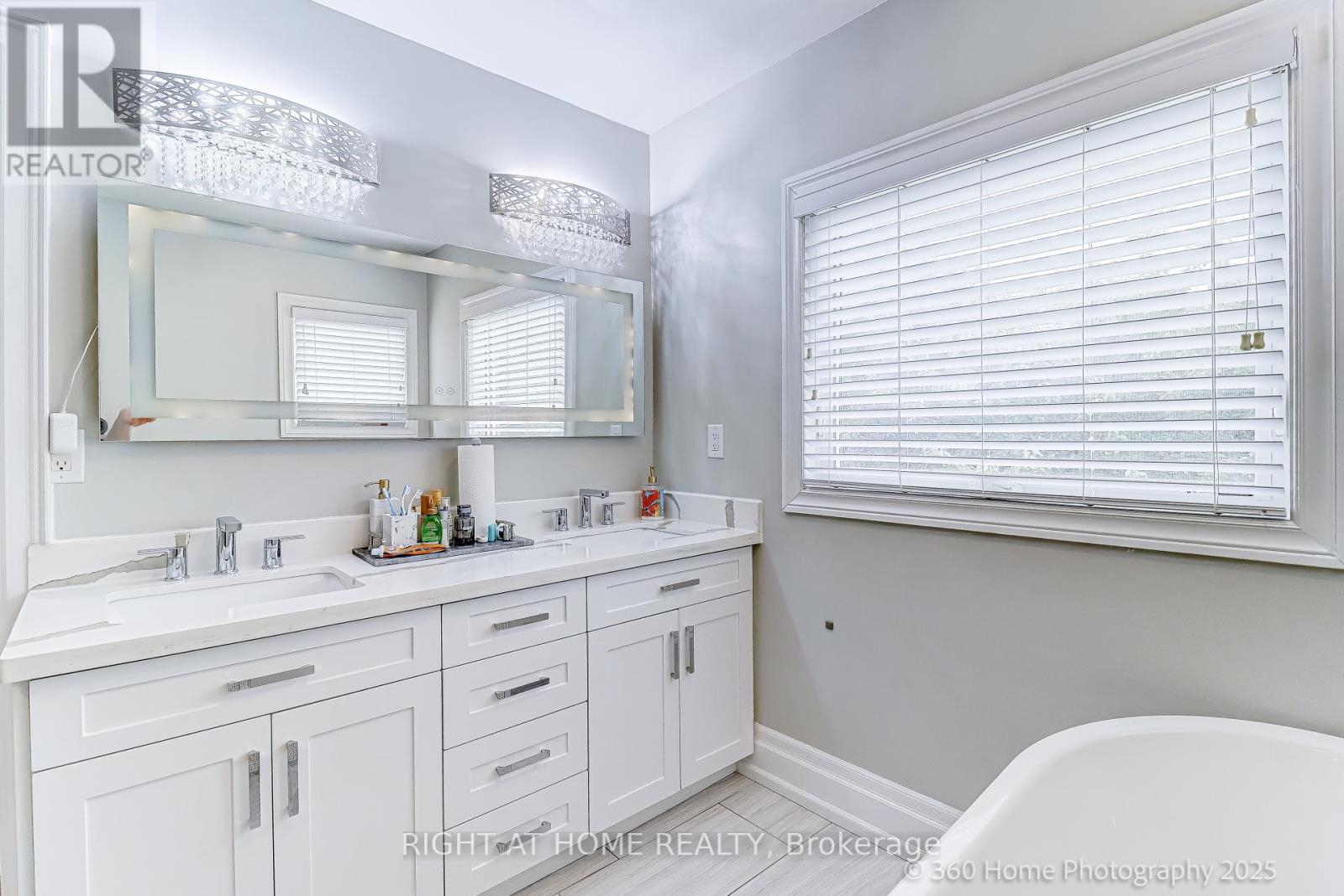 1016 Red Pine Crescent, Mississauga, Ontario  L5H 4E8 - Photo 16 - W12366206