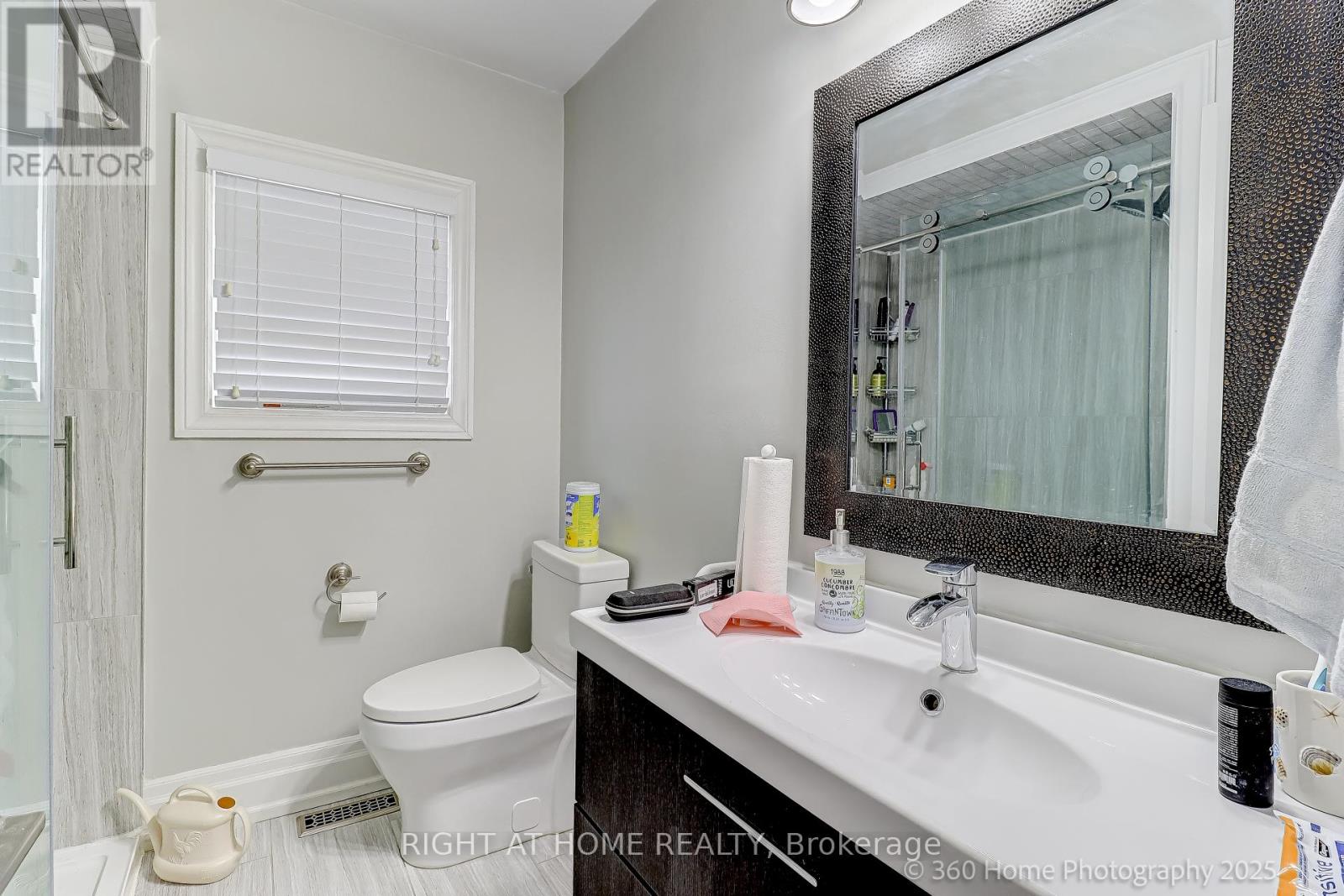 1016 Red Pine Crescent, Mississauga, Ontario  L5H 4E8 - Photo 18 - W12366206
