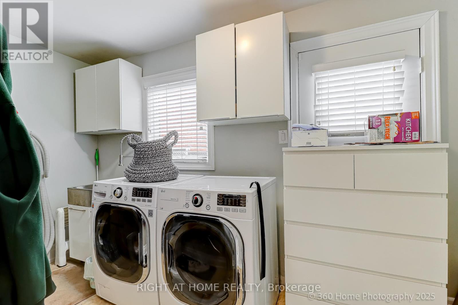 1016 Red Pine Crescent, Mississauga, Ontario  L5H 4E8 - Photo 21 - W12366206
