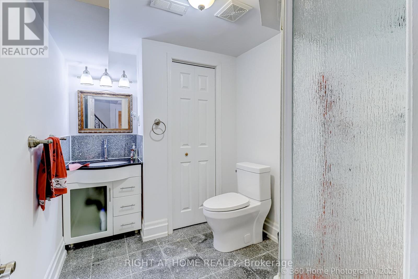 1016 Red Pine Crescent, Mississauga, Ontario  L5H 4E8 - Photo 24 - W12366206