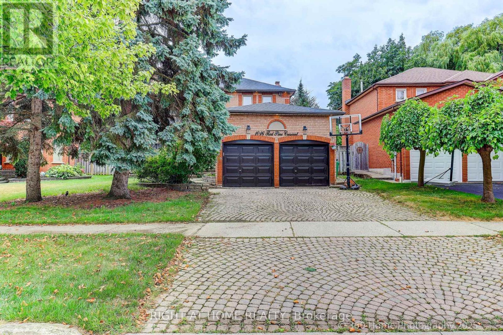 1016 Red Pine Crescent, Mississauga, Ontario  L5H 4E8 - Photo 28 - W12366206