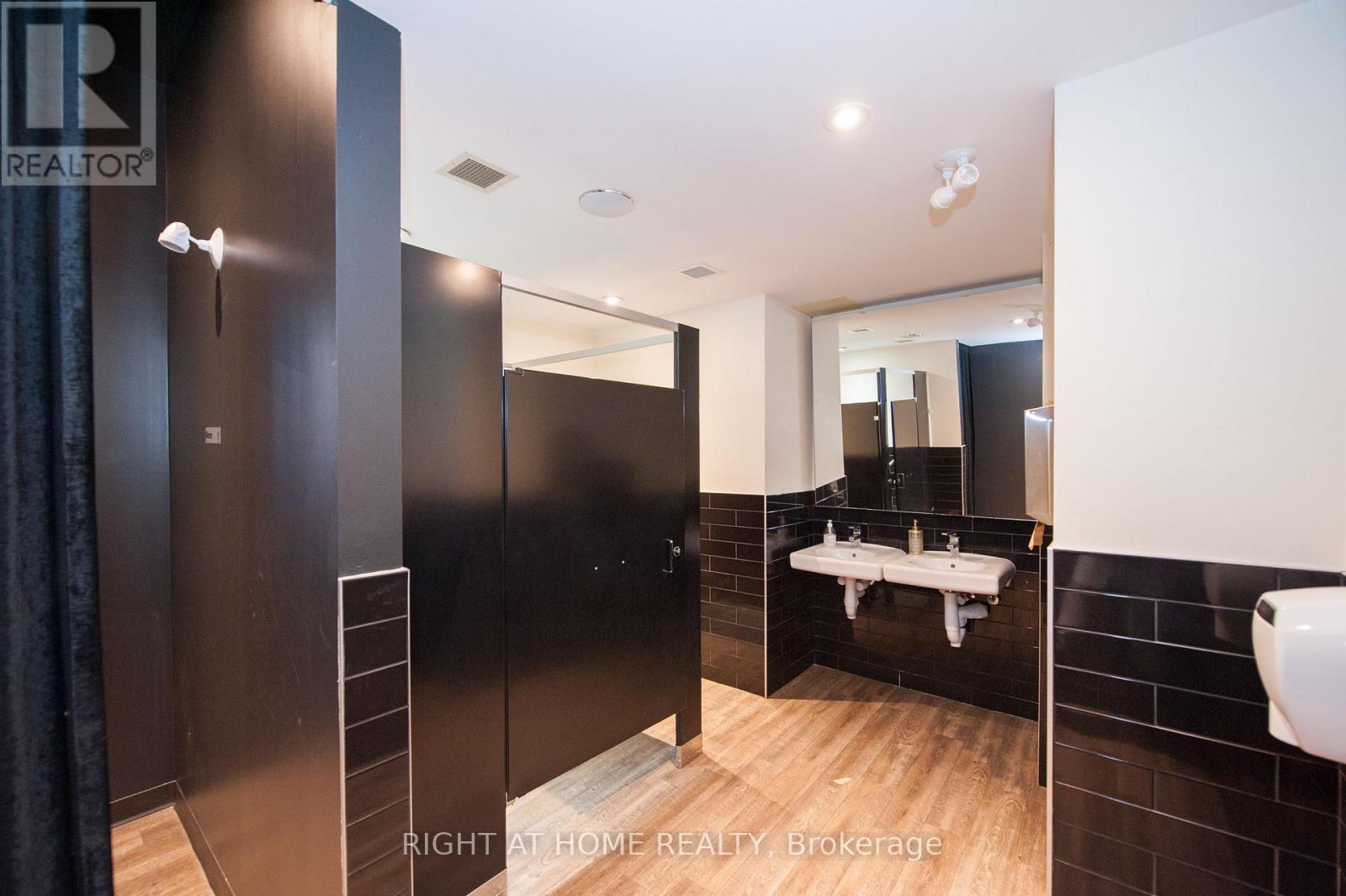 102 - 305 King Street W, Kitchener, Ontario  N2G 1B9 - Photo 27 - X12366153
