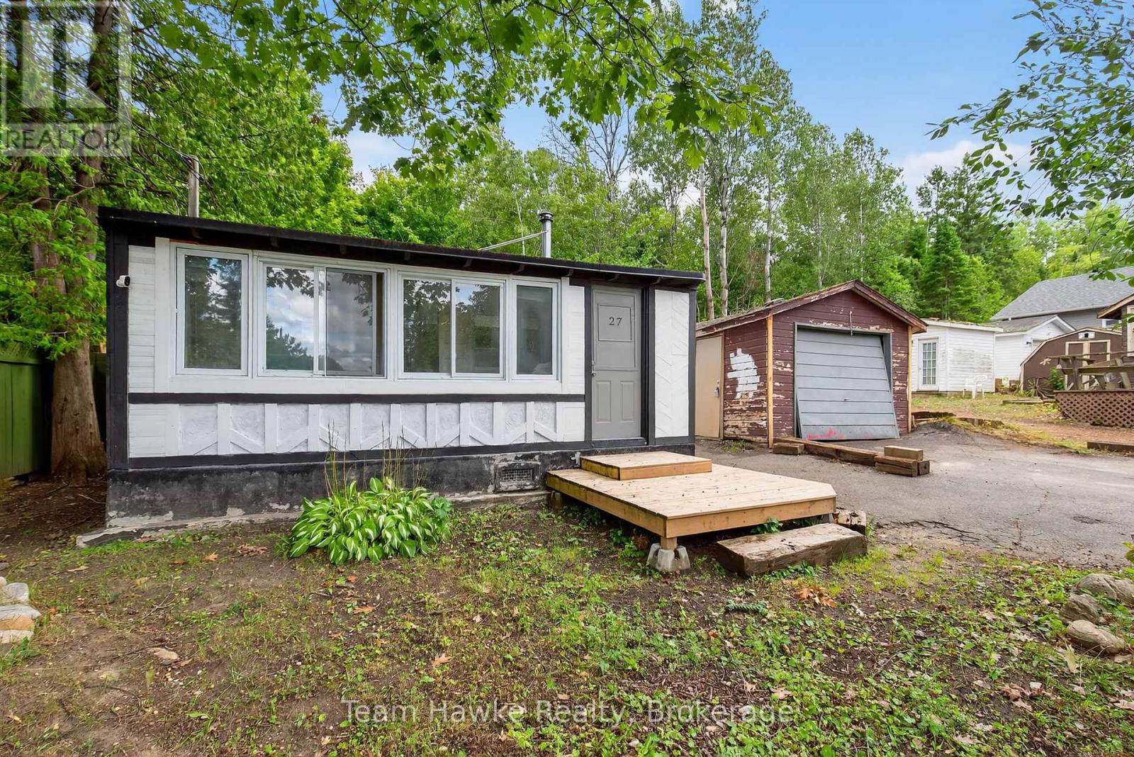 27 Earldom Boulevard, Tay, Ontario  L0K 1R0 - Photo 3 - S12366395