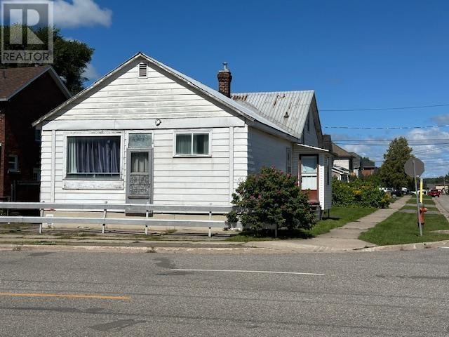 32 Wallace Ter, Sault Ste. Marie, Ontario  P6C 1K1 - Photo 1 - SM252388