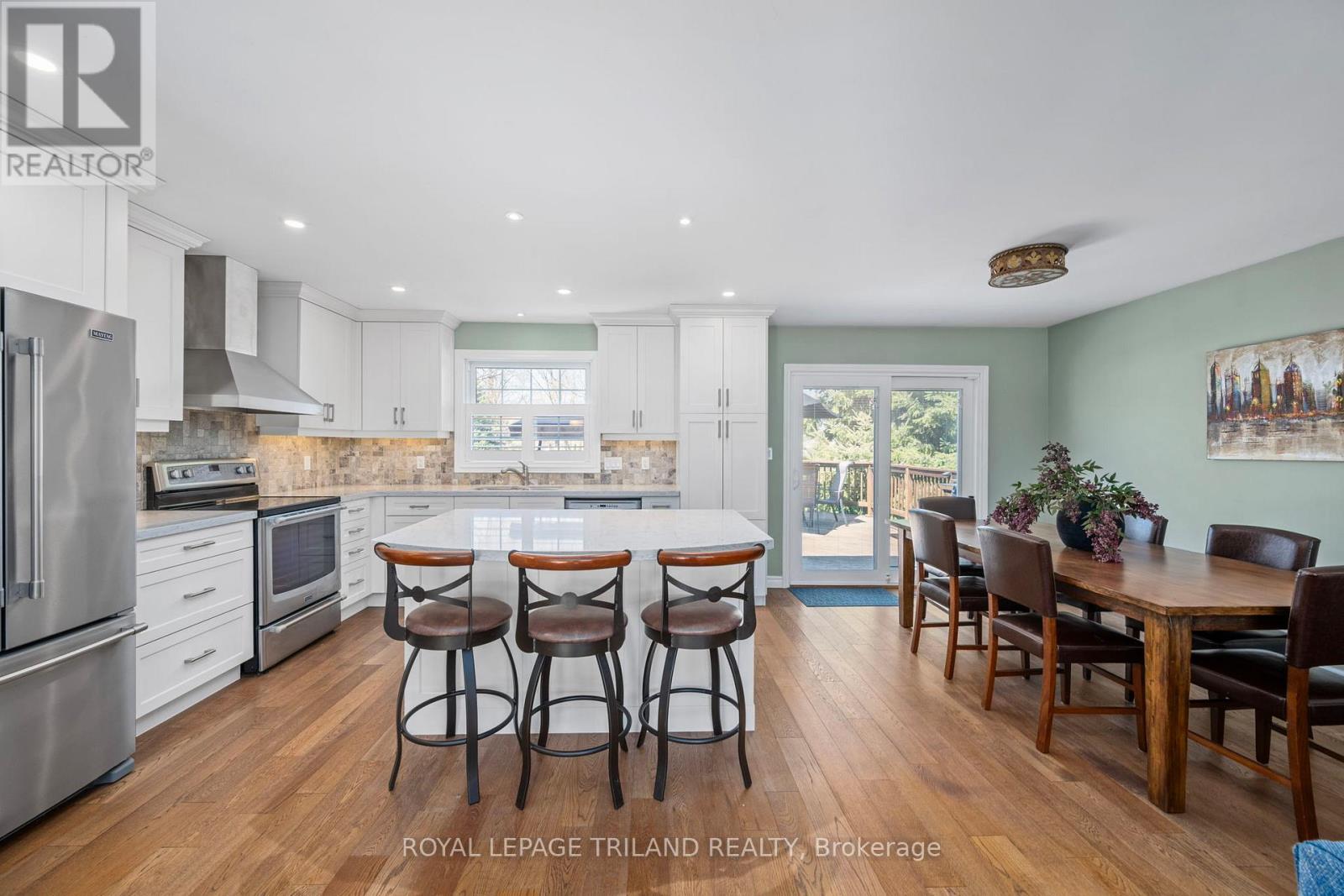 5410 Lake Valley Grove Road, Lambton Shores, Ontario  N0N 1J7 - Photo 11 - X12366383
