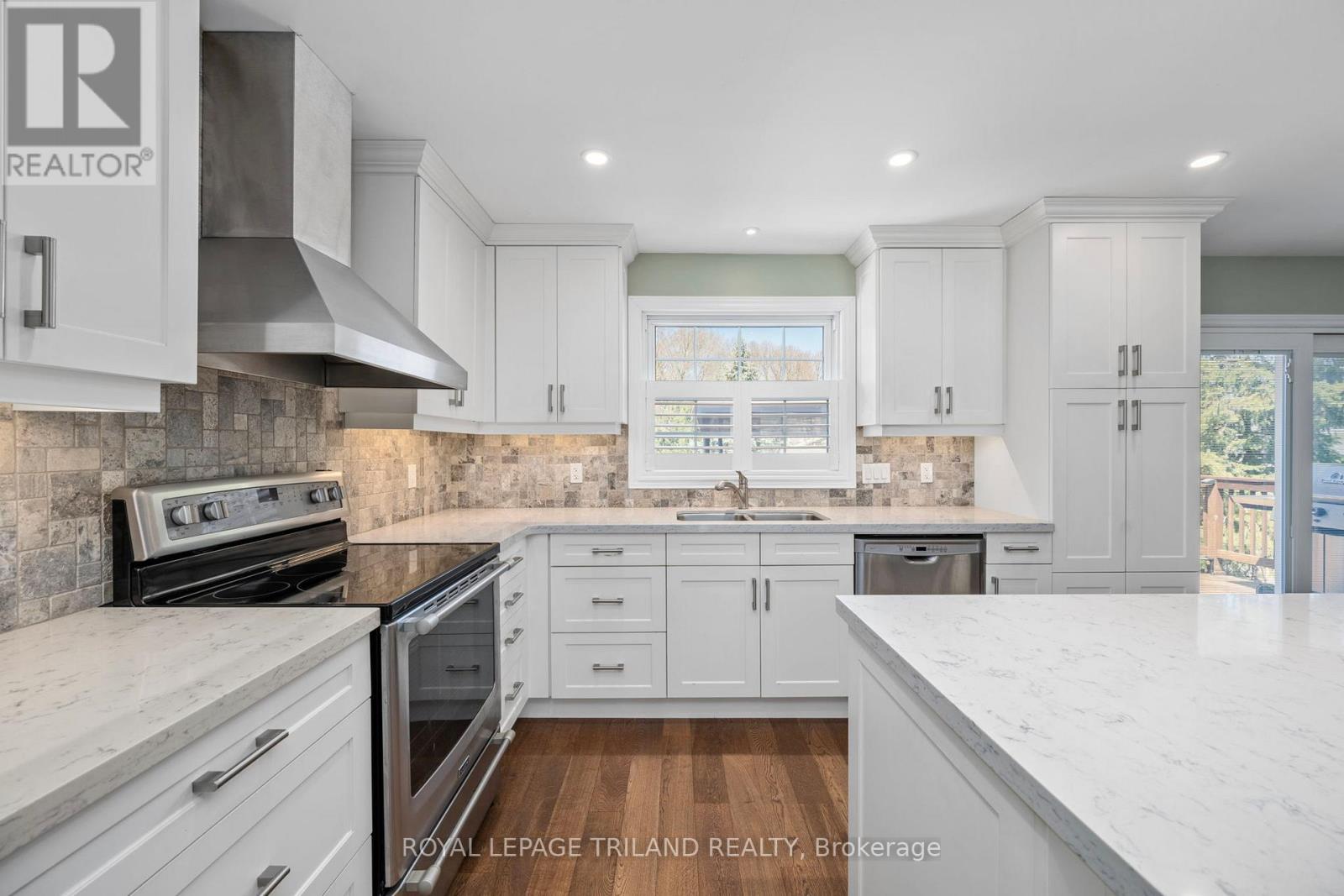 5410 Lake Valley Grove Road, Lambton Shores, Ontario  N0N 1J7 - Photo 13 - X12366383