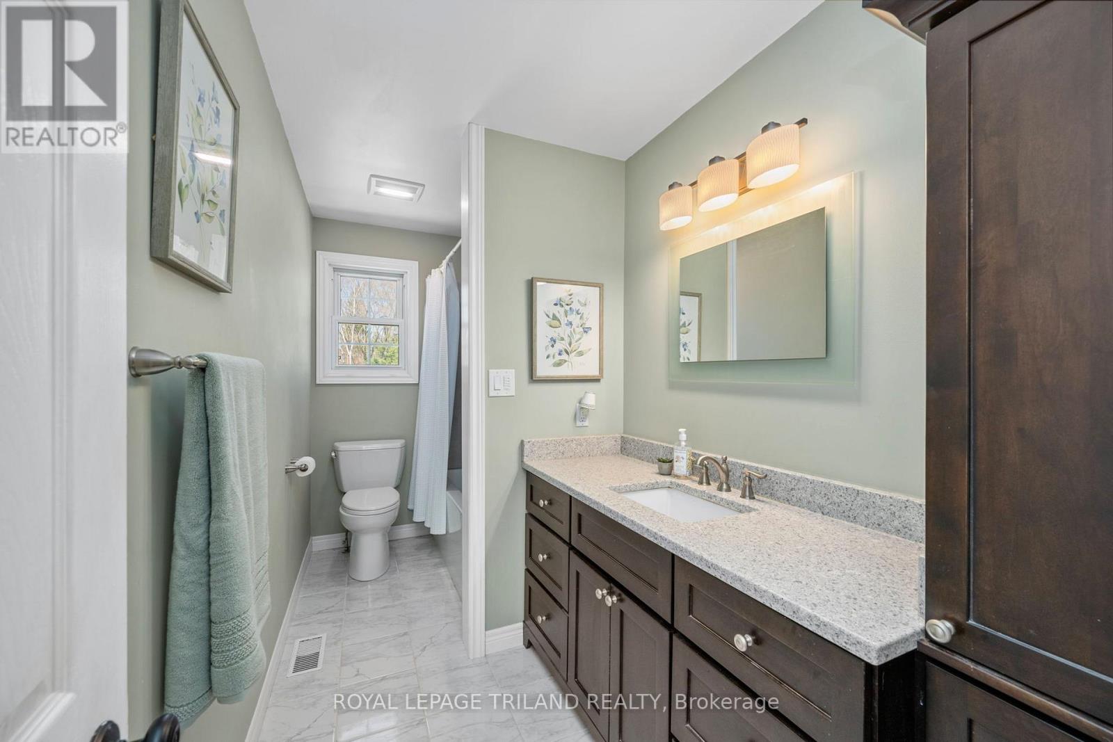 5410 Lake Valley Grove Road, Lambton Shores, Ontario  N0N 1J7 - Photo 14 - X12366383