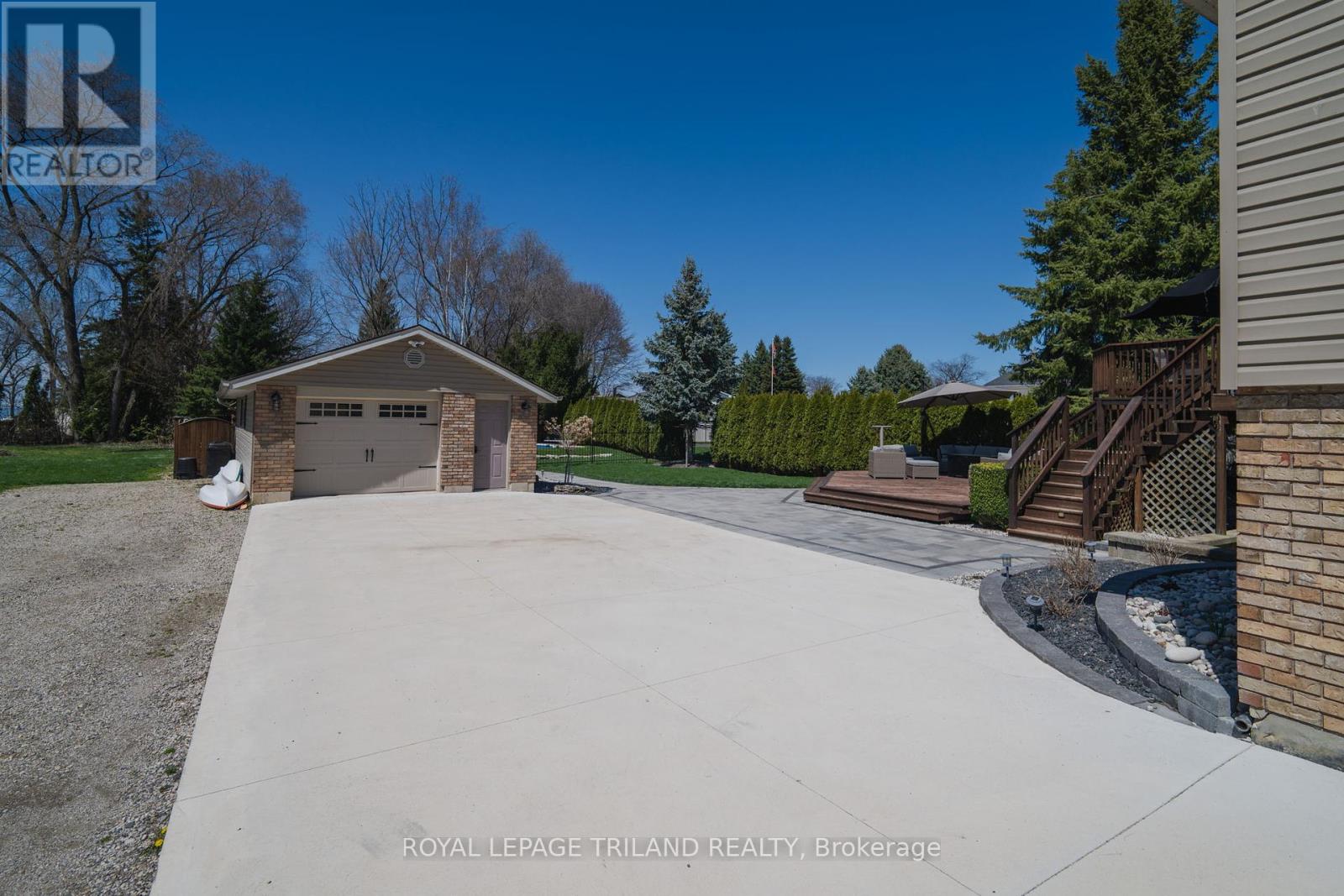 5410 Lake Valley Grove Road, Lambton Shores, Ontario  N0N 1J7 - Photo 2 - X12366383