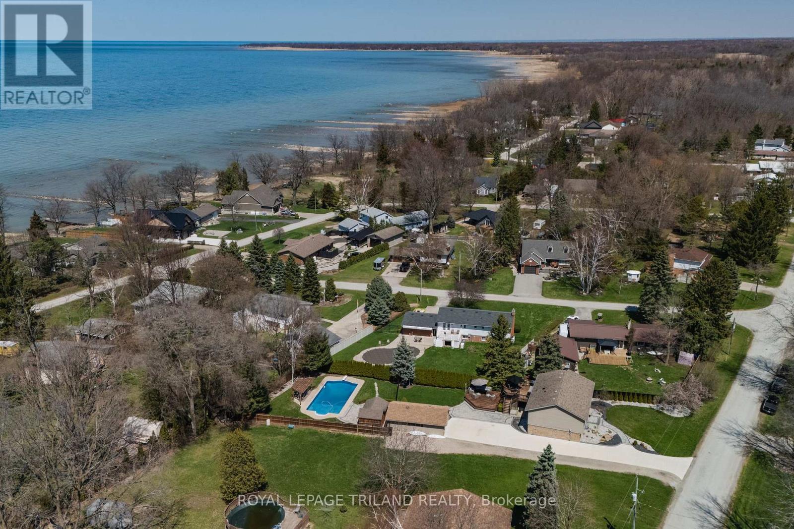 5410 Lake Valley Grove Road, Lambton Shores, Ontario  N0N 1J7 - Photo 3 - X12366383