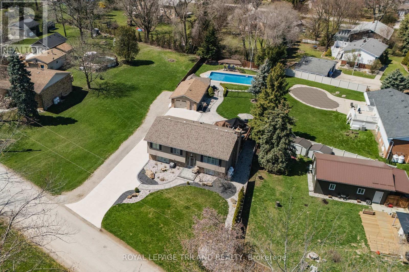 5410 Lake Valley Grove Road, Lambton Shores, Ontario  N0N 1J7 - Photo 37 - X12366383