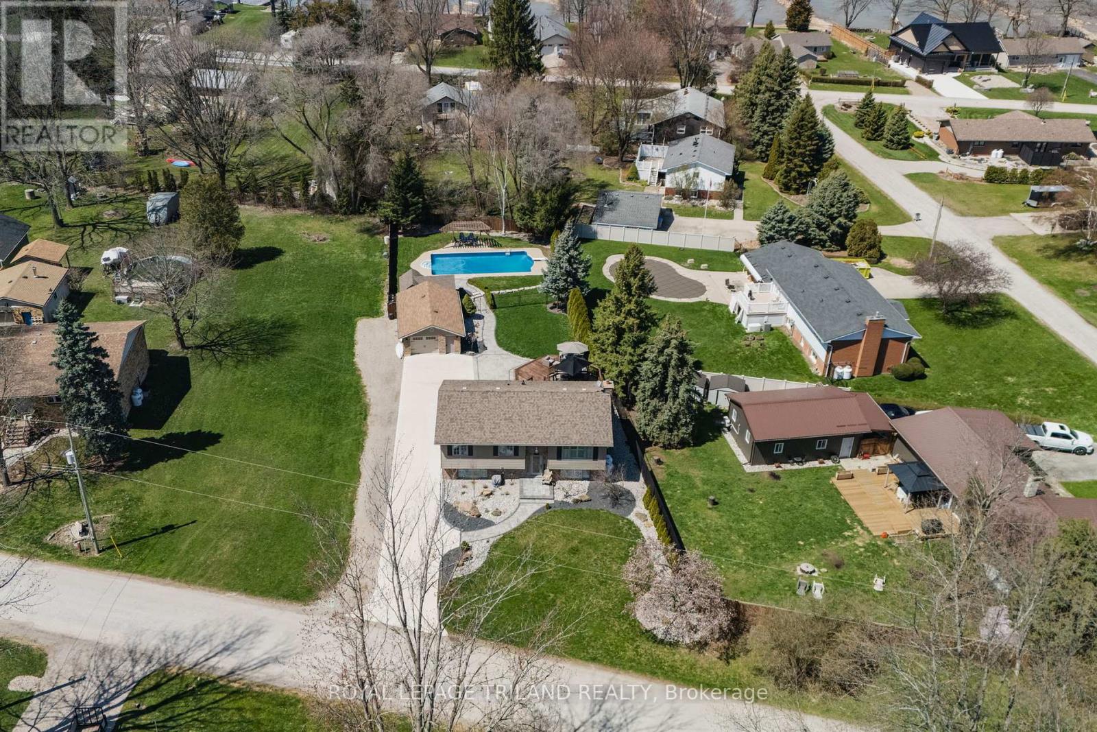 5410 Lake Valley Grove Road, Lambton Shores, Ontario  N0N 1J7 - Photo 38 - X12366383