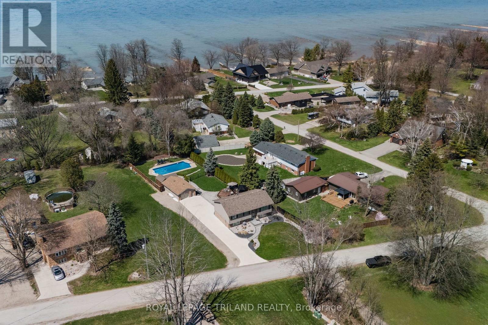 5410 Lake Valley Grove Road, Lambton Shores, Ontario  N0N 1J7 - Photo 39 - X12366383