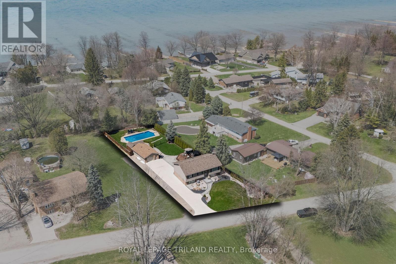 5410 Lake Valley Grove Road, Lambton Shores, Ontario  N0N 1J7 - Photo 46 - X12366383