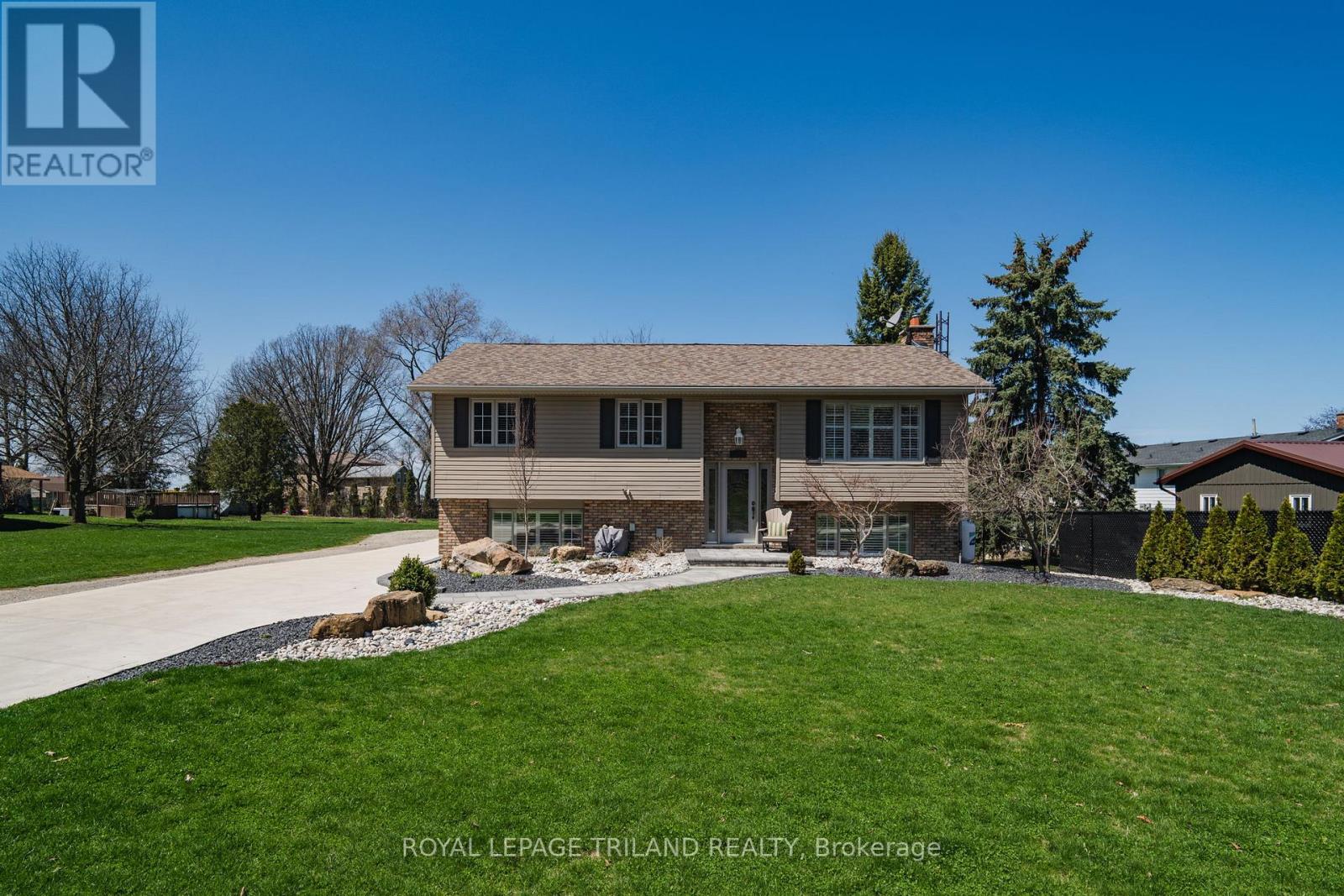 5410 Lake Valley Grove Road, Lambton Shores, Ontario  N0N 1J7 - Photo 47 - X12366383