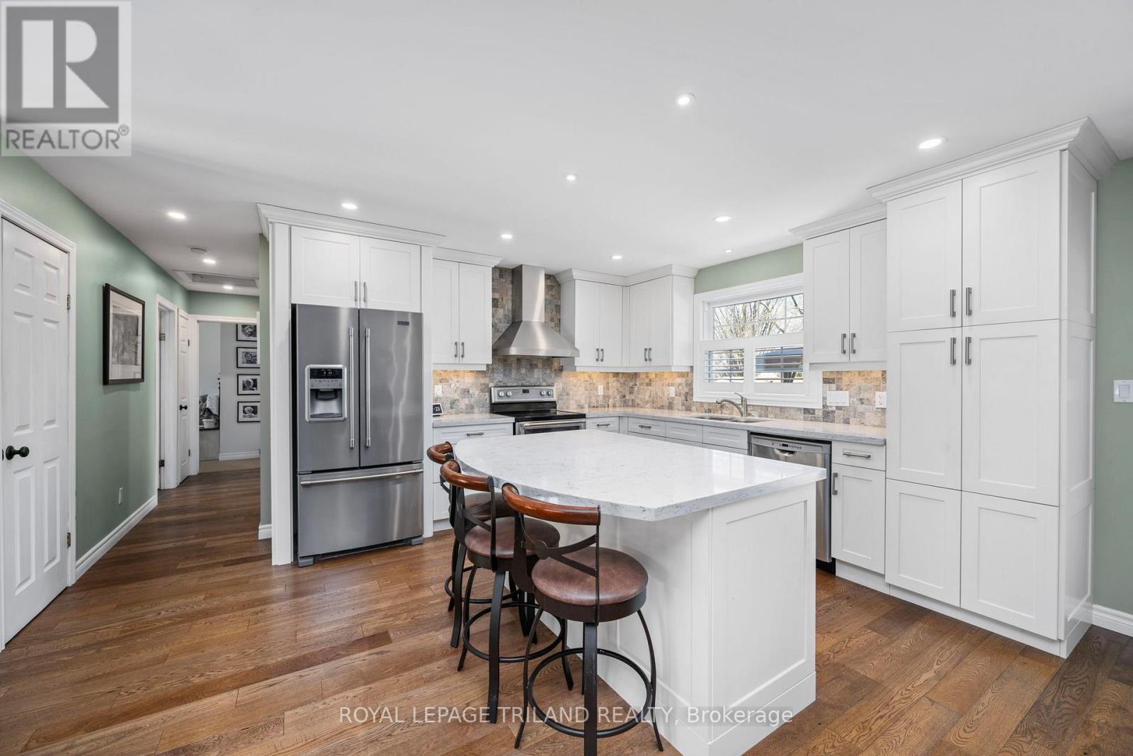 5410 Lake Valley Grove Road, Lambton Shores, Ontario  N0N 1J7 - Photo 8 - X12366383