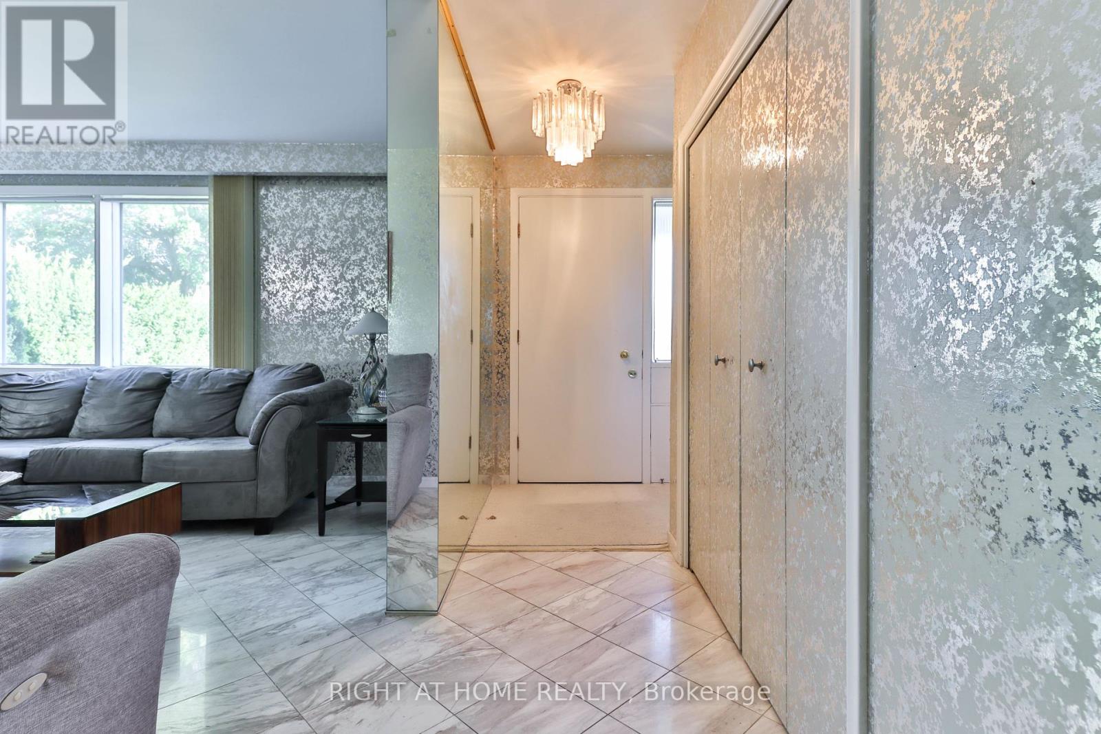 106 Grandravine Drive, Toronto, Ontario  M3J 1B4 - Photo 16 - W12366304