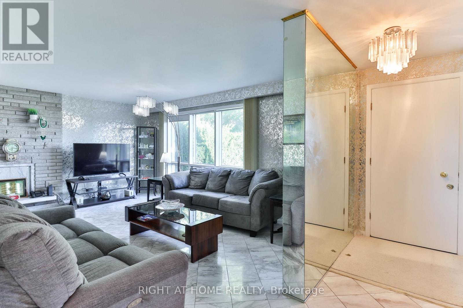 106 Grandravine Drive, Toronto, Ontario  M3J 1B4 - Photo 17 - W12366304