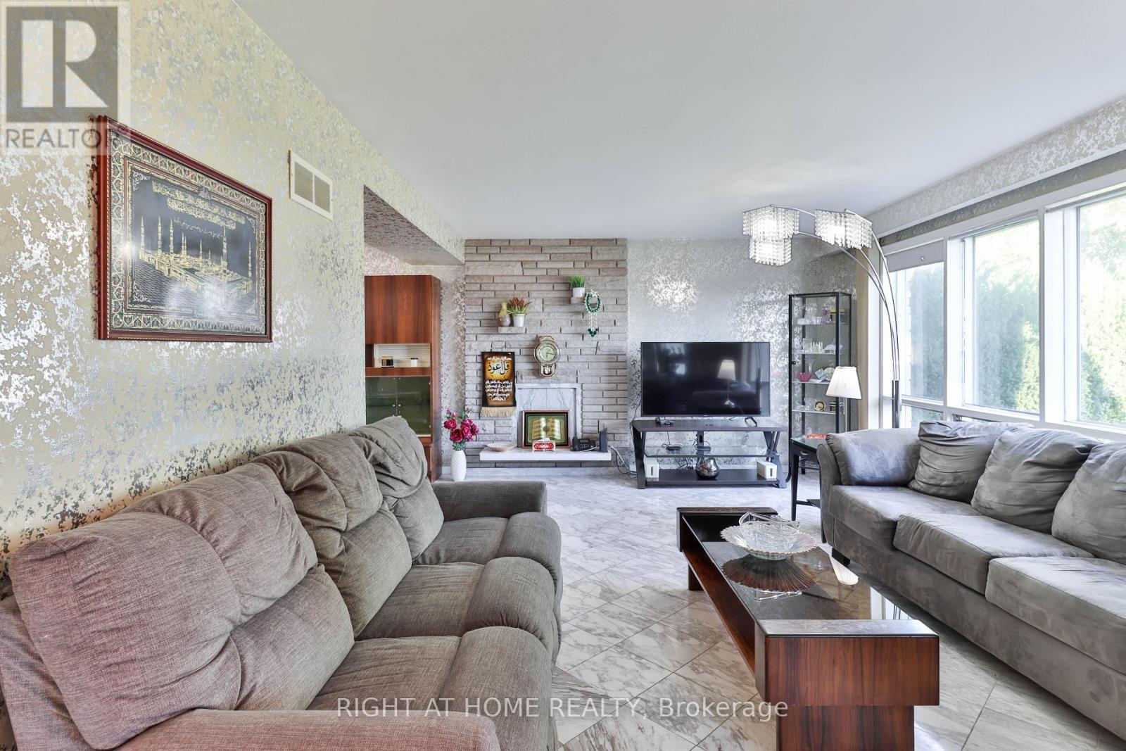 106 Grandravine Drive, Toronto, Ontario  M3J 1B4 - Photo 18 - W12366304