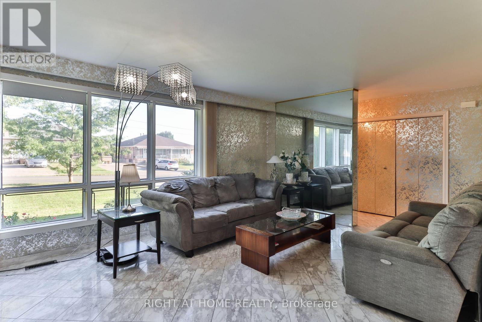 106 Grandravine Drive, Toronto, Ontario  M3J 1B4 - Photo 19 - W12366304