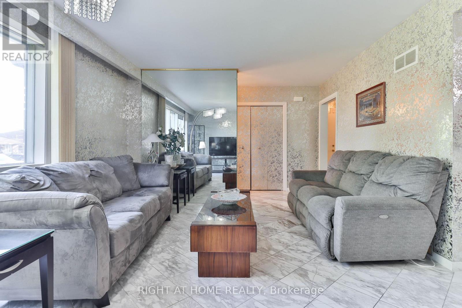 106 Grandravine Drive, Toronto, Ontario  M3J 1B4 - Photo 20 - W12366304