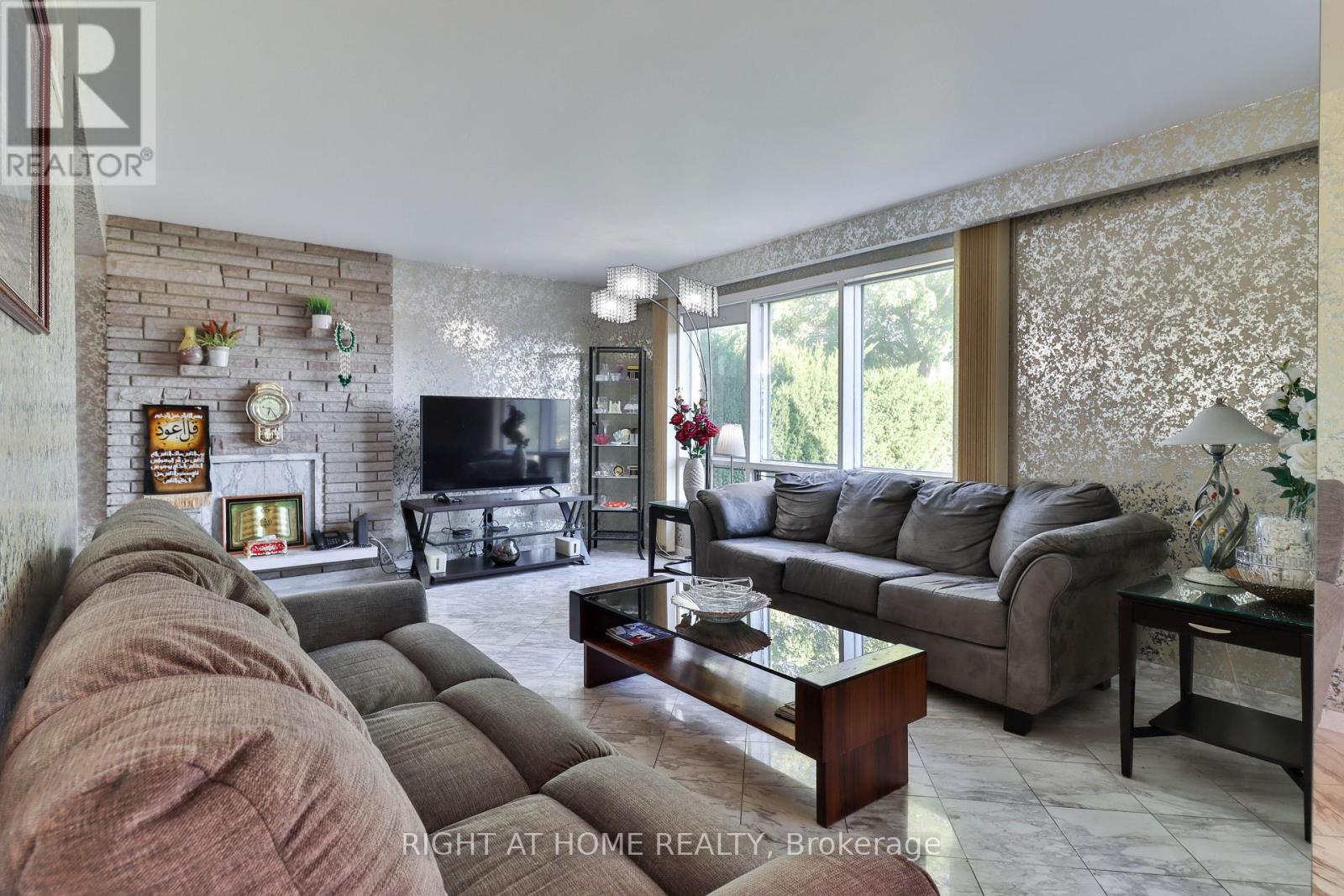 106 Grandravine Drive, Toronto, Ontario  M3J 1B4 - Photo 21 - W12366304
