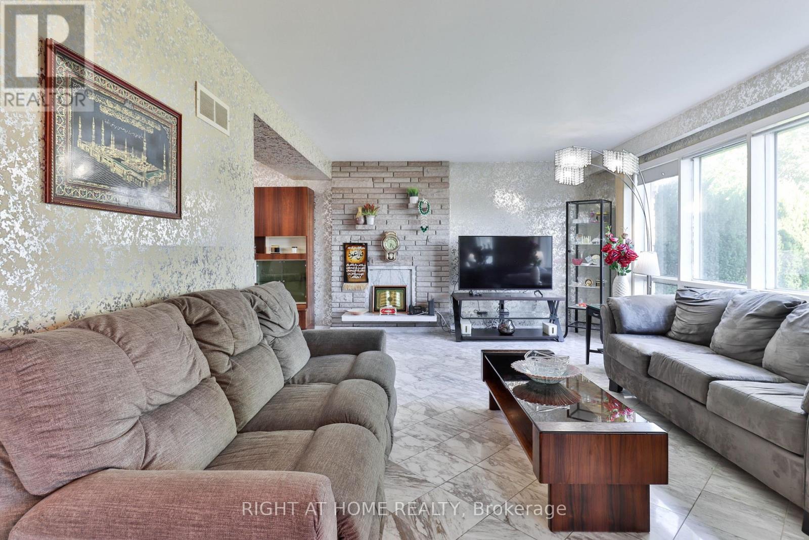 106 Grandravine Drive, Toronto, Ontario  M3J 1B4 - Photo 22 - W12366304