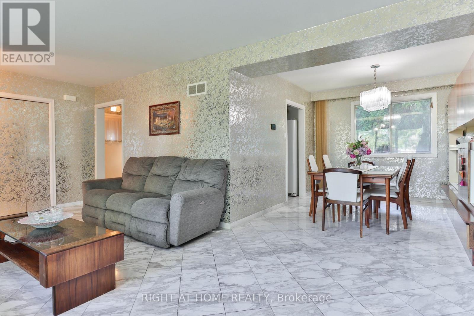 106 Grandravine Drive, Toronto, Ontario  M3J 1B4 - Photo 23 - W12366304