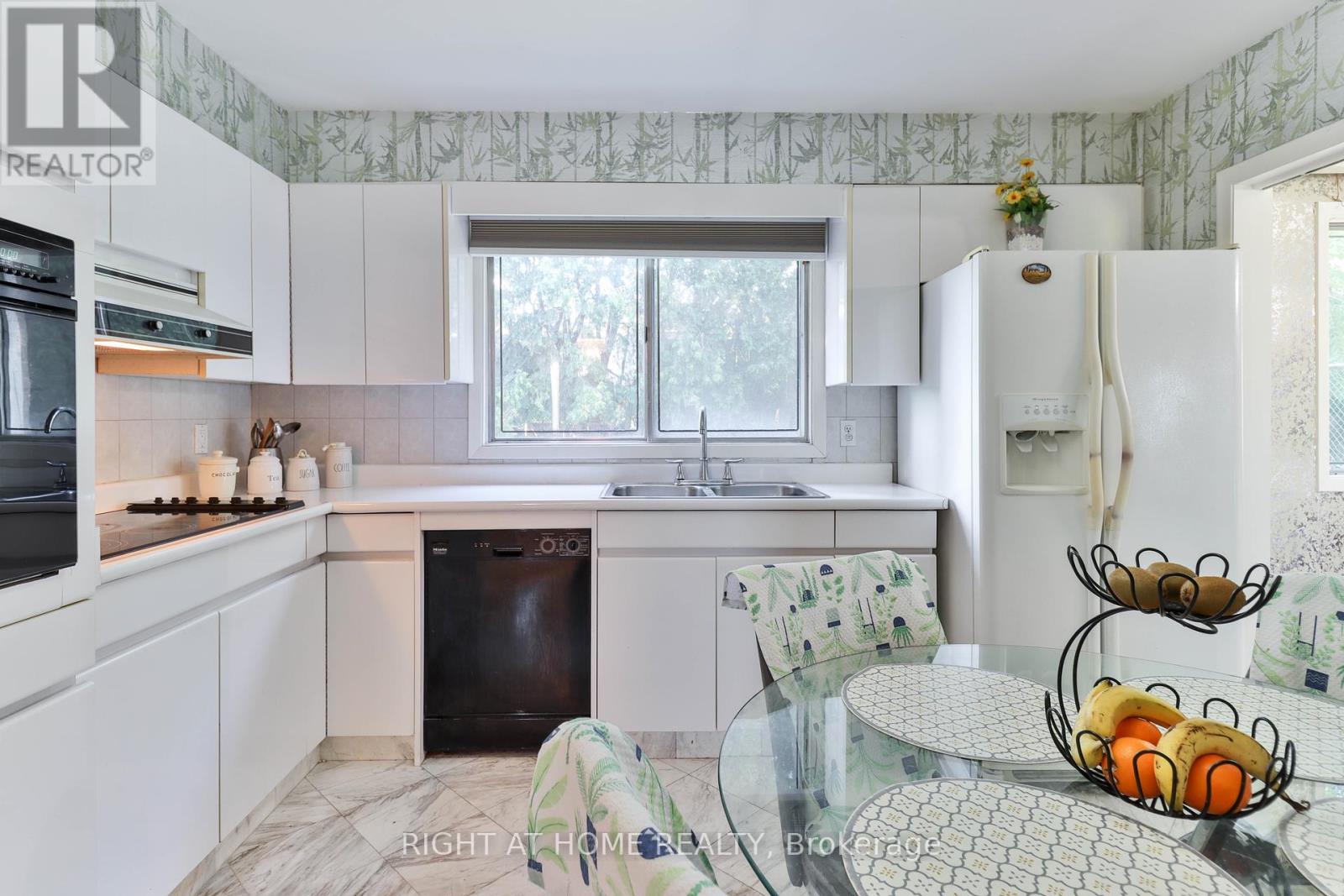 106 Grandravine Drive, Toronto, Ontario  M3J 1B4 - Photo 29 - W12366304