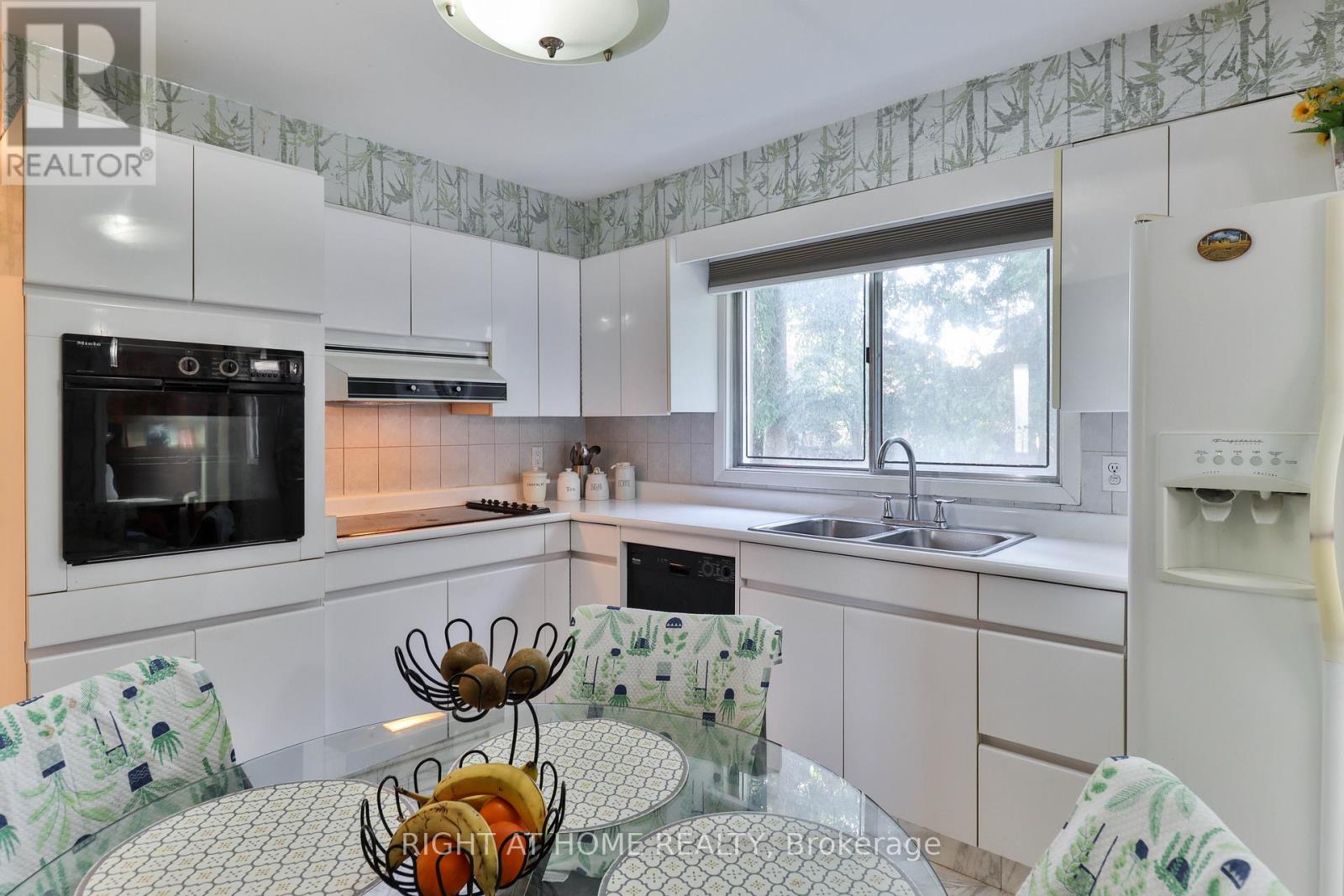 106 Grandravine Drive, Toronto, Ontario  M3J 1B4 - Photo 30 - W12366304