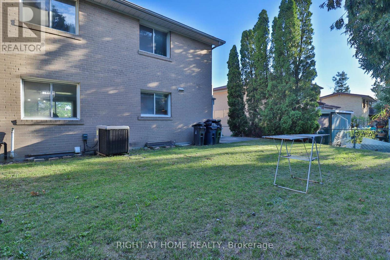 106 Grandravine Drive, Toronto, Ontario  M3J 1B4 - Photo 7 - W12366304