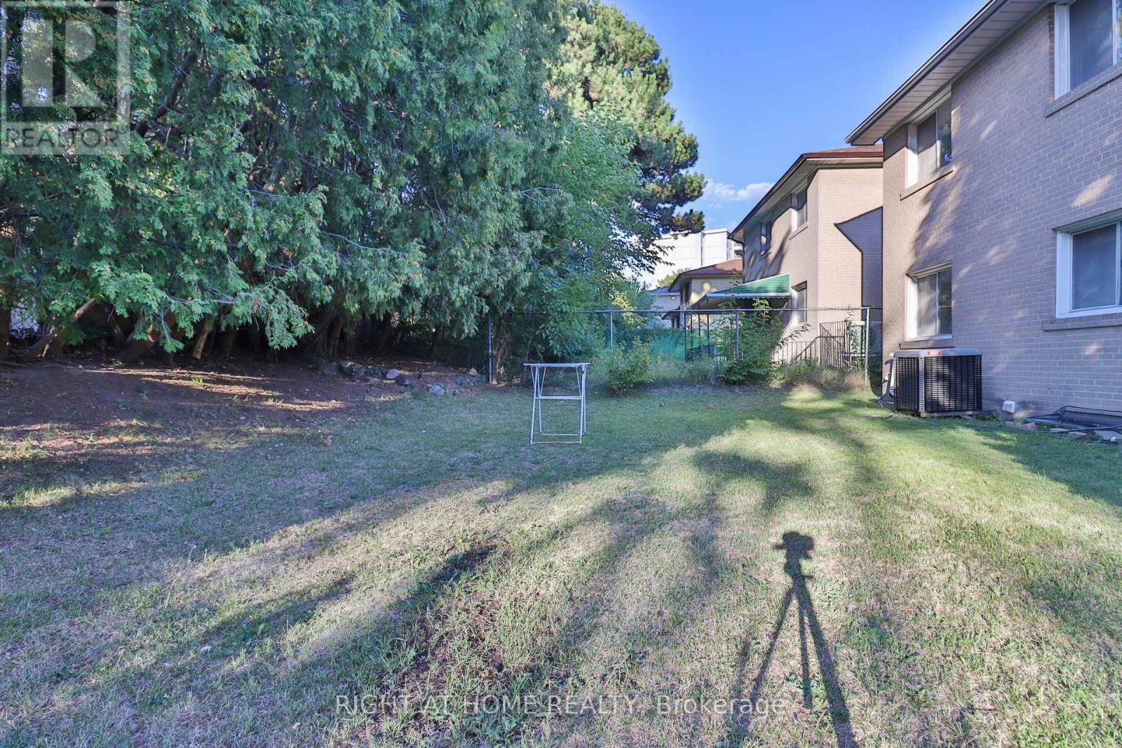 106 Grandravine Drive, Toronto, Ontario  M3J 1B4 - Photo 9 - W12366304