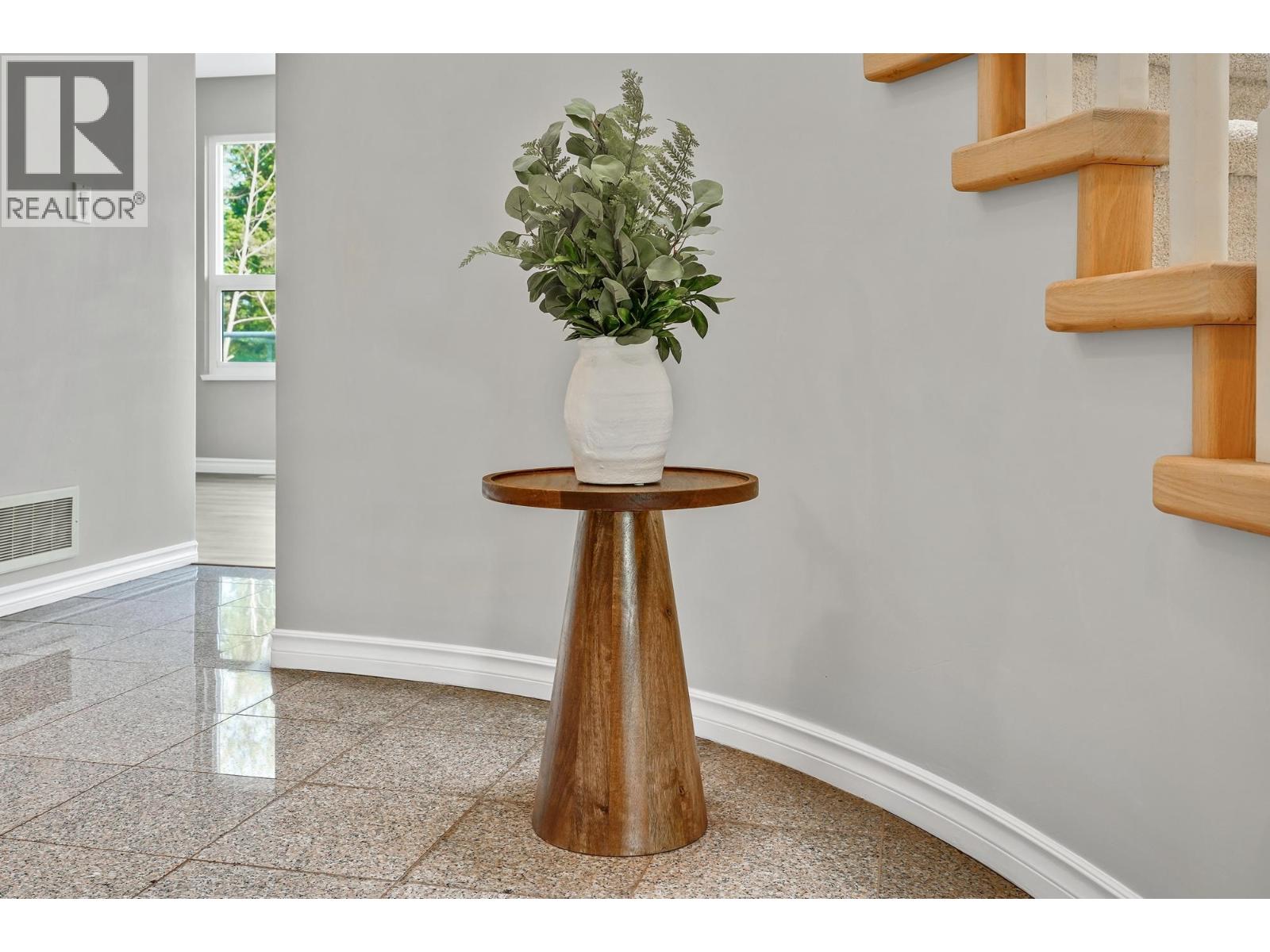 2161 Drawbridge Close, Port Coquitlam, British Columbia  V3C 6H9 - Photo 4 - R3040000