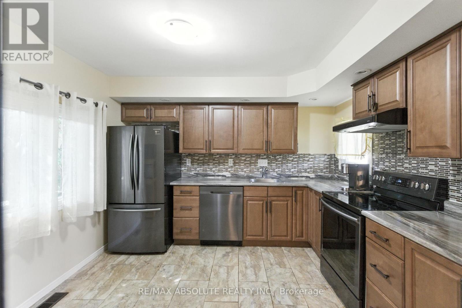 21 Bonner Street, Ottawa, Ontario  K2H 7S9 - Photo 6 - X12366493