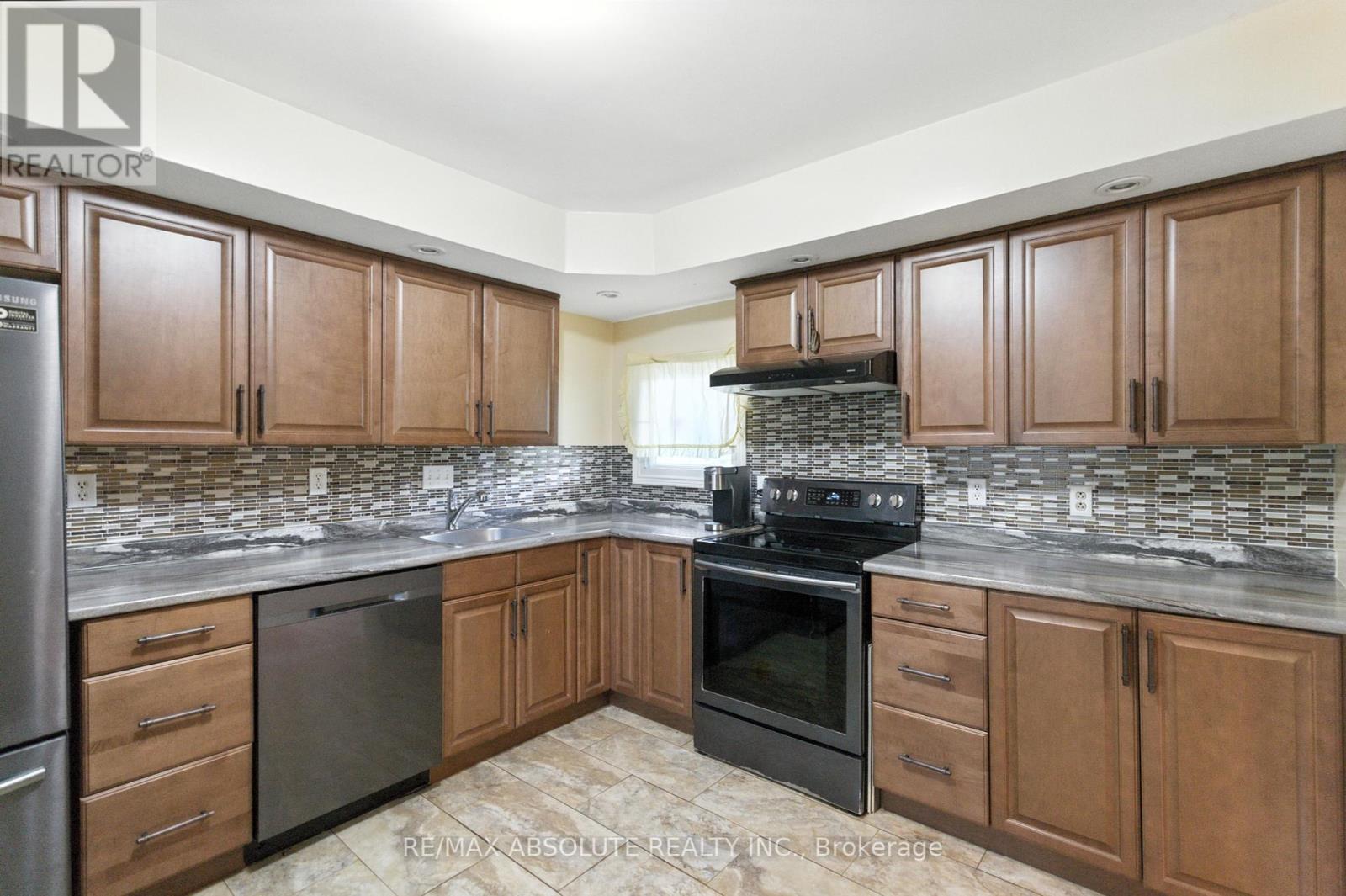 21 Bonner Street, Ottawa, Ontario  K2H 7S9 - Photo 7 - X12366493