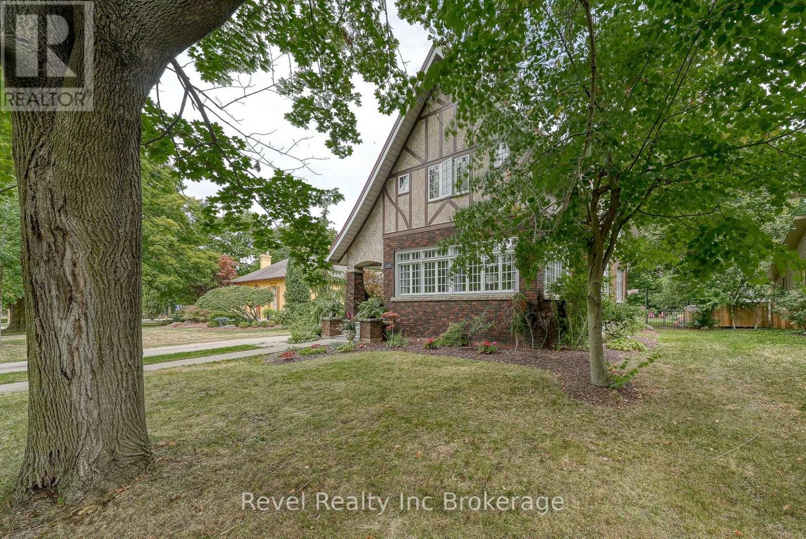 140 Vansittart Avenue, Woodstock, Ontario  N4S 6E6 - Photo 3 - X12366489