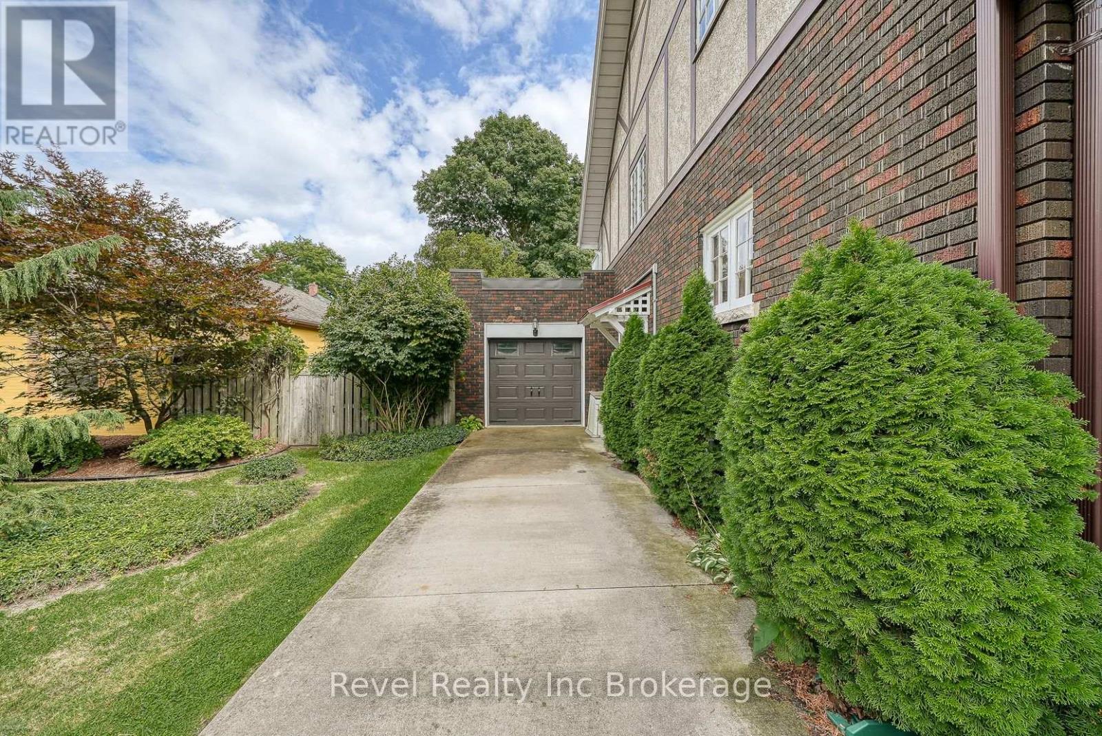 140 Vansittart Avenue, Woodstock, Ontario  N4S 6E6 - Photo 6 - X12366489