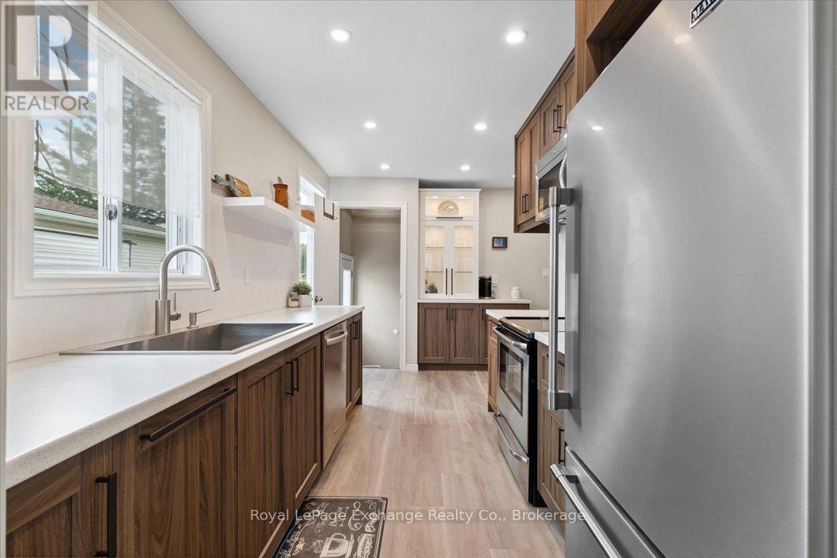 283 Bricker Street, Saugeen Shores, Ontario  N0H 2C1 - Photo 6 - X12366567