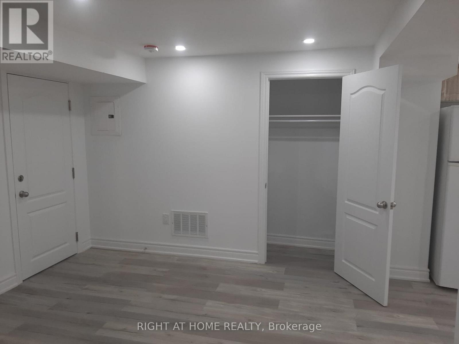 Studio 2 - 3222 Trelawny Circle, Mississauga, Ontario  L5N 5G5 - Photo 6 - W12366442
