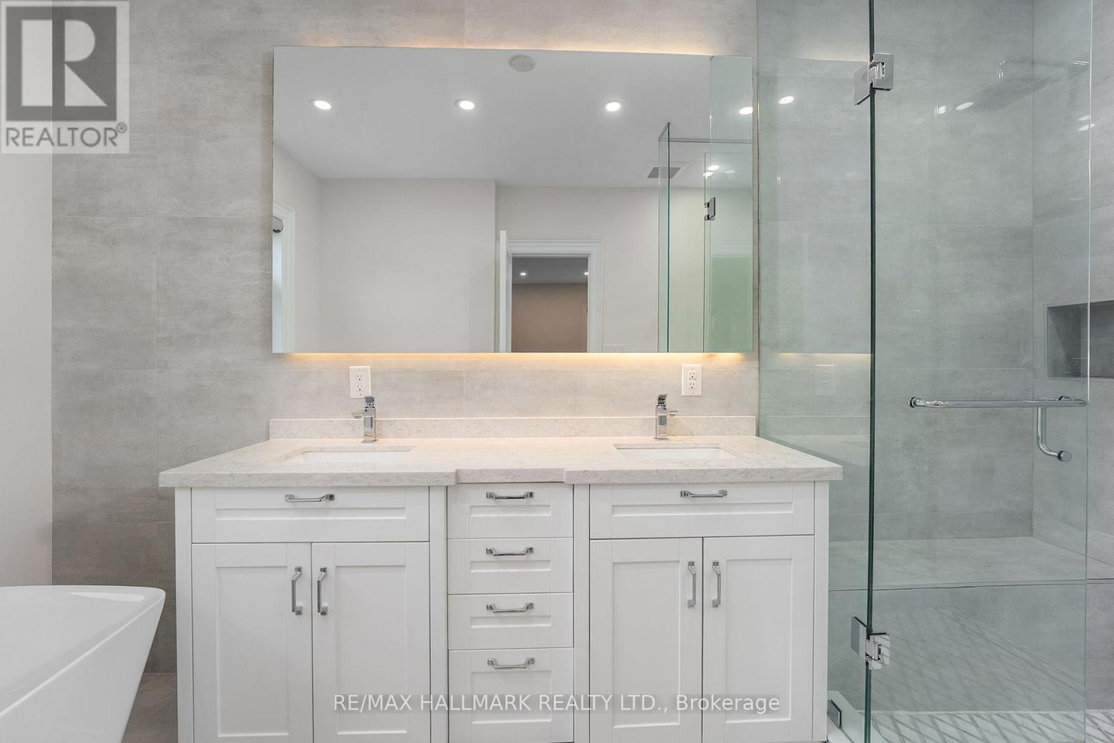 1164 Bridge Road, Oakville, Ontario  L6L 2C1 - Photo 17 - W12366465