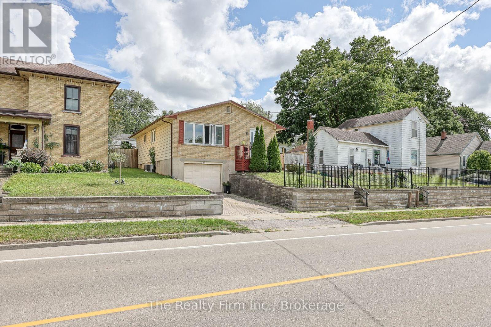 206 Charles Street E, Ingersoll, Ontario  N5C 1K4 - Photo 2 - X12366586