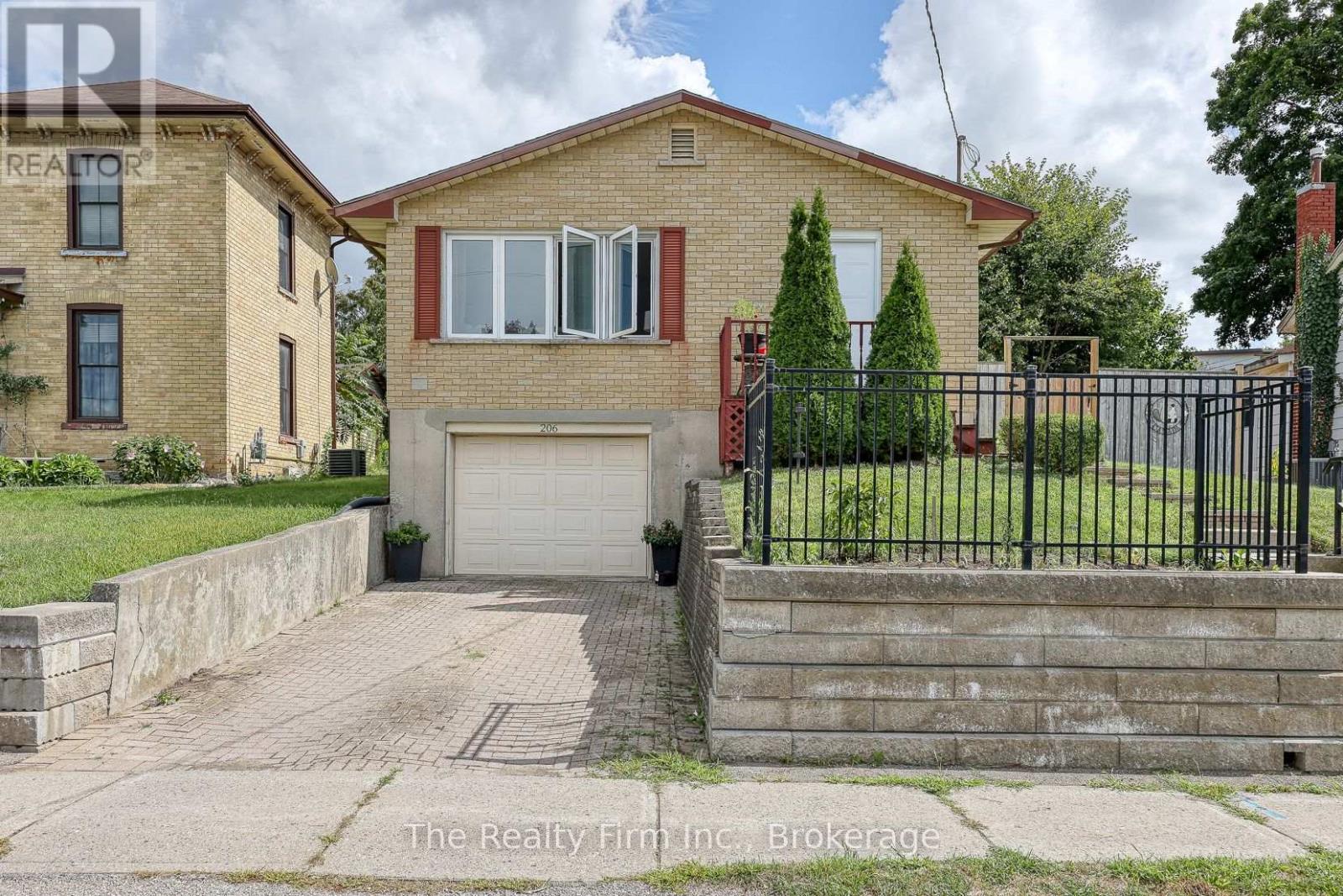 206 Charles Street E, Ingersoll, Ontario  N5C 1K4 - Photo 3 - X12366586