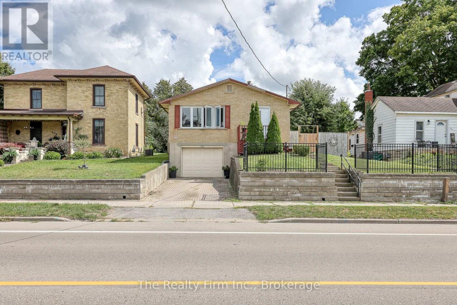 206 Charles Street E, Ingersoll, Ontario  N5C 1K4 - Photo 4 - X12366586