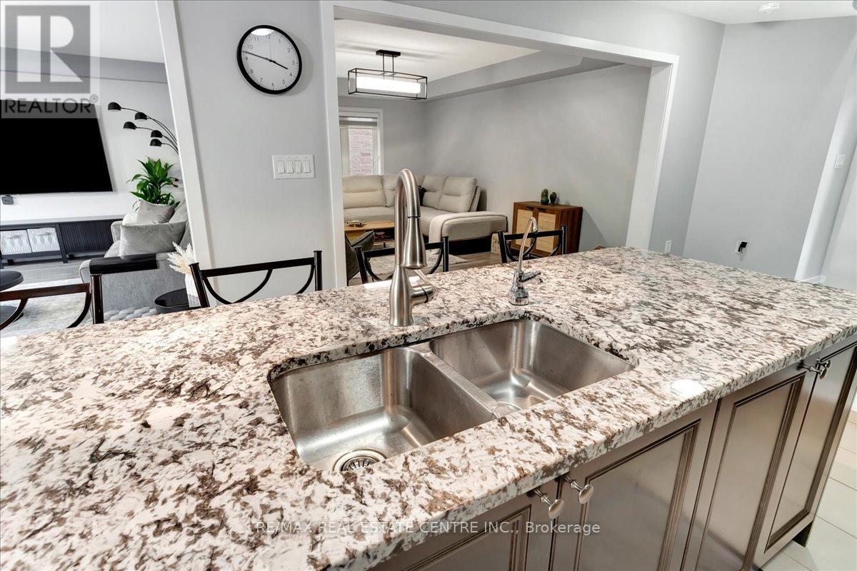 30 Scarletwood Street, Hamilton, Ontario  L8J 0K8 - Photo 10 - X12366423
